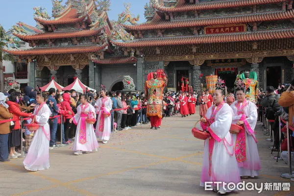 ▲大年初四早上，鹿耳門天后宮舉辦全台唯一的「迎喜神」盛典，吸引眾多民眾，接財氣，期待新的一年能夠財源滾滾。（圖／記者林悅翻攝，下同）