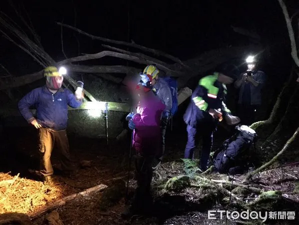 ▲▼  女子春節探尋消失部落 脫隊失聯迷途寒流險失溫 警消連夜即刻救援 。（圖／竹崎分局提供）