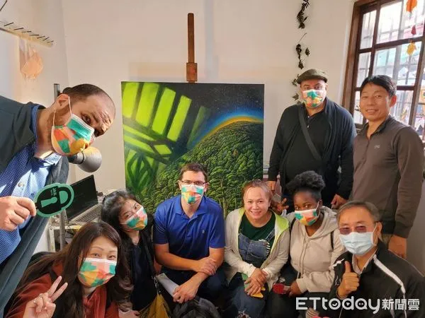 ▲▼國際教育再+1 嘉市外師用家鄉母語祝賀大家新年快樂  。（圖／嘉義市政府提供）