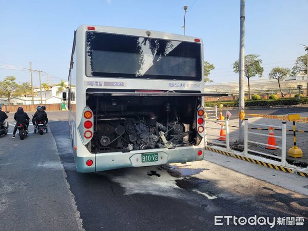 ▲高雄市一輛公車發生火燒車，所幸當時沒有乘客            。（圖／記者吳奕靖翻攝）