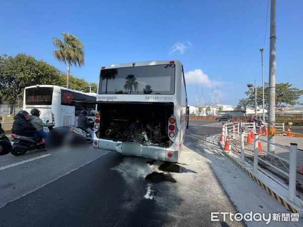 ▲高雄市一輛公車發生火燒車，所幸當時沒有乘客            。（圖／記者吳奕靖翻攝）