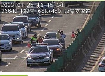 ▲▼16時14分國3北向68.6公里發生2小客車追撞事故佔用內線車道。（圖／高公局提供） 