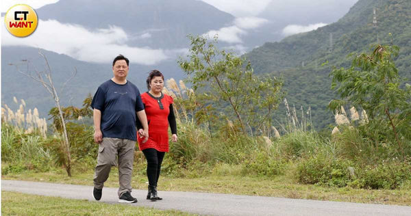 空難的陰影至今仍在施鳳嬌身心徘徊不去，每逢天氣轉換，其肢體便會疼痛難忍，所幸丈夫林冠霖不離不棄的陪伴，讓她找到生命新的意義。（圖／趙世勳攝）