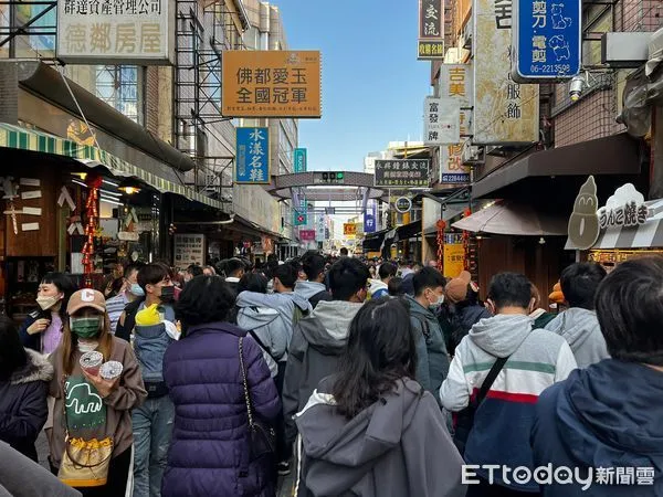 ▲年假期間雖有冷氣團來襲，台南卻是陽光普照春風徐徐，戶熙來人往的遊客人潮穿梭在懷舊的巷弄，探尋獨特的古早年味。（圖／記者林悅翻攝，下同）