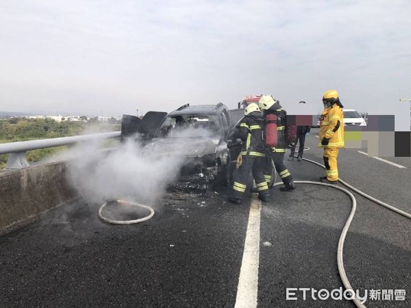 ▲▼國道3號火燒車。（圖／記者鄧木卿翻攝）