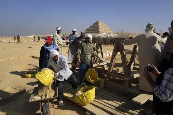 ▲▼埃及考古團隊26日在薩卡拉的左塞爾階梯金字塔進行挖掘，宣稱挖到最古老的非皇室成員木乃伊。（圖／達志影像／美聯社）