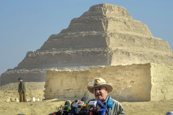 ▲▼埃及前文物部長、考古專家哈瓦斯在階梯金字塔前接受專訪。（圖／達志影像／美聯社）
