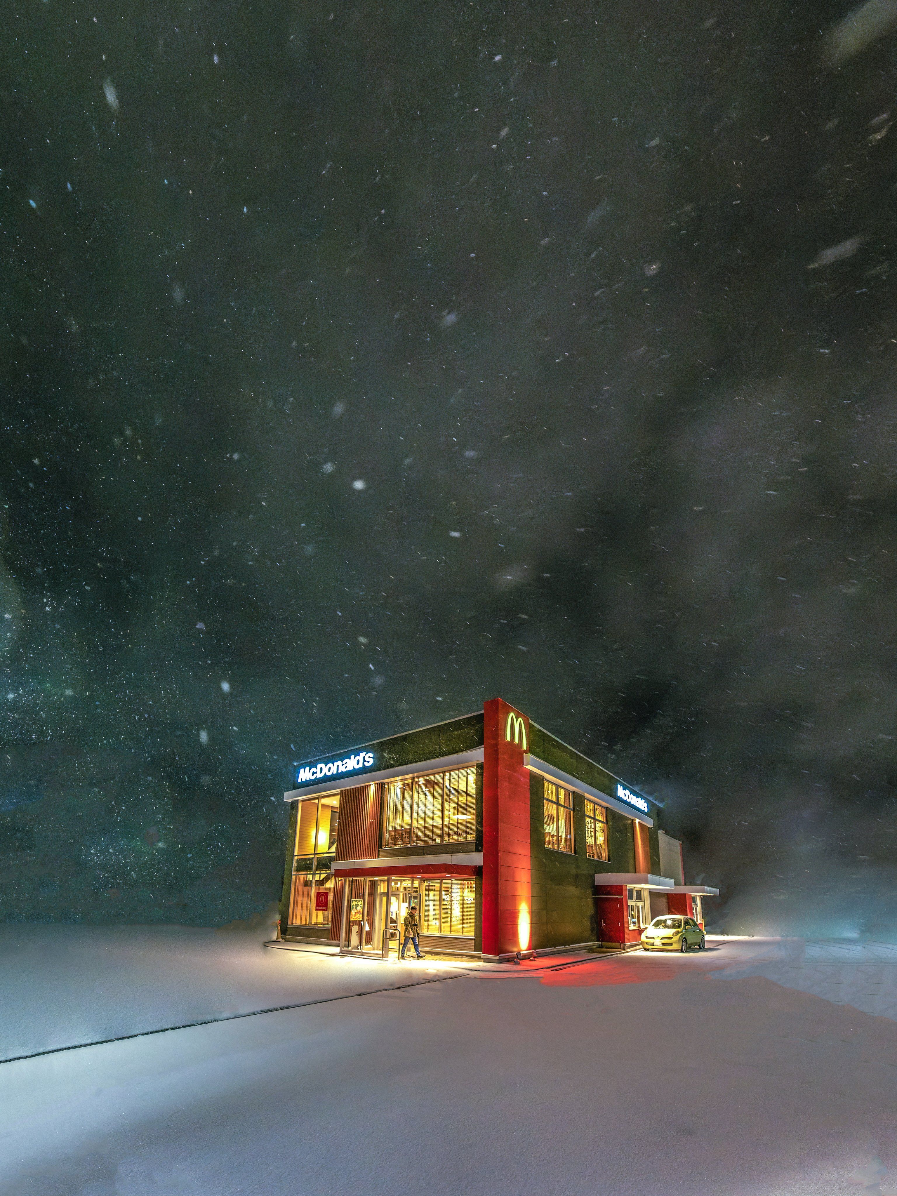 ▲日本麥當勞在大雪中營業。（圖／翻攝推特）