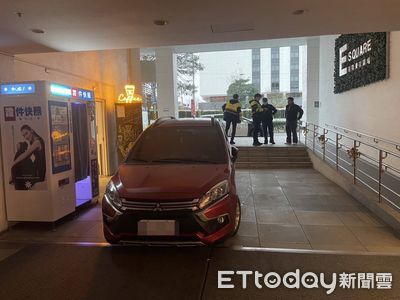 汐止阿伯駕車遊基隆廟口 ... 誤認停車場硬闖!撞破地磚糗卡階梯