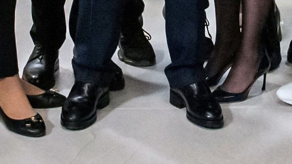 ▲▼俄羅斯總統普丁25日現身莫斯科國立大學，腳下皮鞋似乎墊高，意外成為亮點。（合成圖／路透）