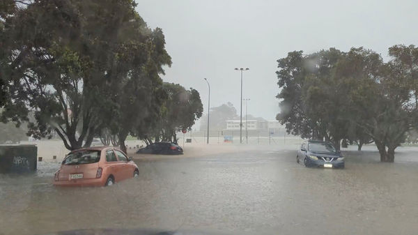 ▲▼紐西蘭奧克蘭暴雨洪水，市區主要道路淹成一片汪洋，2死、2失蹤。（圖／路透）