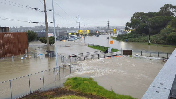▲▼紐西蘭奧克蘭暴雨洪水，市區主要道路淹成一片汪洋，2死、2失蹤。（圖／路透）