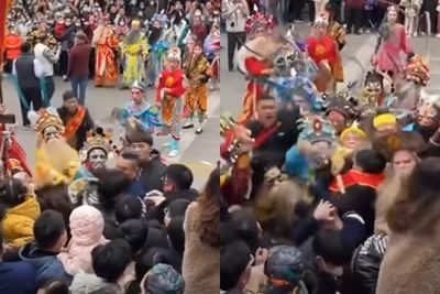 宮廟門口「眾神之戰」！黑衣男遭臉譜猴圍毆　14秒火爆影片曝光