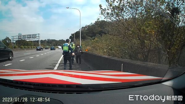 ▲6旬婦走路上國道　一路向北！巡邏警車護送返家。（圖／記者陳凱力翻攝）