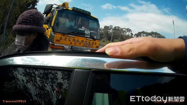 ▲6旬婦走路上國道　一路向北！巡邏警車護送返家。（圖／記者陳凱力翻攝）