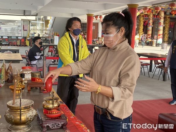 ▲高雄東照山關帝廟春節發財金活動            。（圖／記者陳崑福攝，下同）