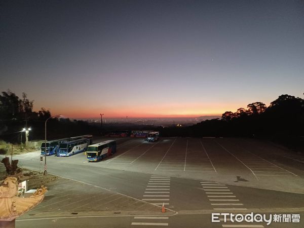 ▲東照山關帝廟可看到高雄夕陽           。（圖／潘献有提供）