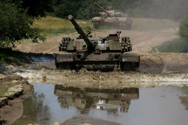 波蘭西部貝特魯斯科（Bedrusko）的軍事基地，一輛「PT-91堅韌型」（PT-91 Twardy）坦克，也是該國主戰坦克駛過水坑。（圖／路透）