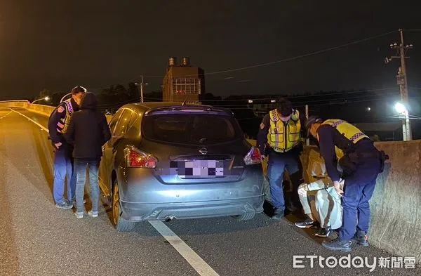 ▲男子與妻口角！國道停車直接爬上護欄　巡邏警深夜驚魂。（圖／記者陳凱力翻攝）