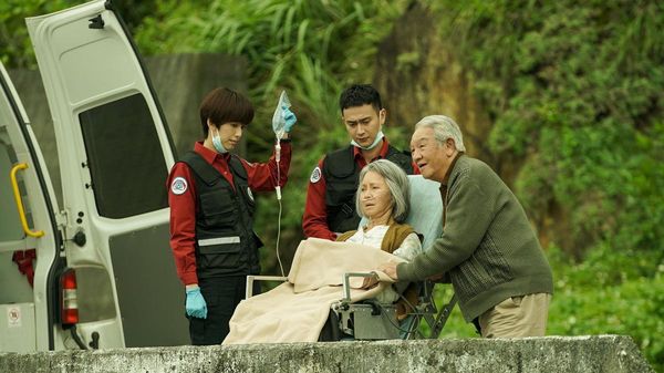 丁強（右起）、李璇特別客串《火神的眼淚》，演出感情深厚令人動容的老夫婦。（公共電視、myVideo提供）