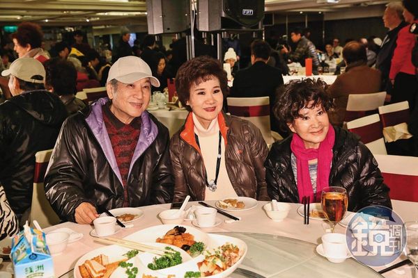 唐琪（右）多年來只要人在台灣，都會在關懷演藝人員餐敘現身。左為青山、中為吳靜嫻。