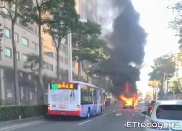 ▲年後上班首日，老舊廂型車火燒車。（圖／民眾提供）