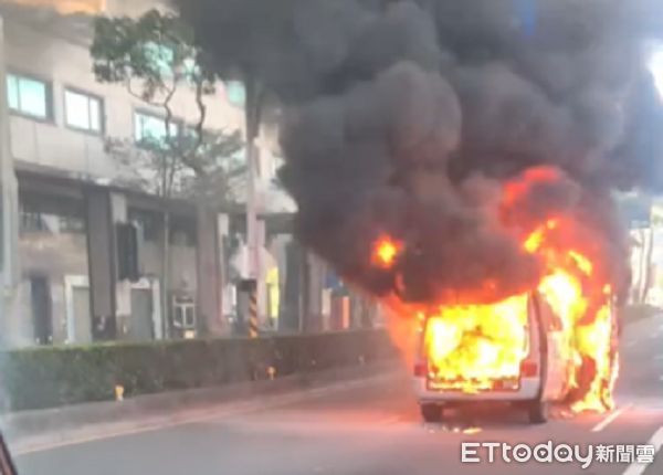 ▲車輛瞬成火球，濃煙竄天。（圖／民眾提供）