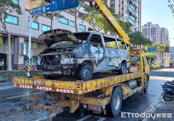 ▲▼警方將燒燬車輛吊離移除。（圖／桃園警分局提供）