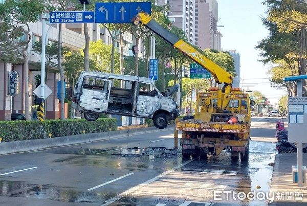 ▲▼警方將燒燬車輛吊離移除。（圖／桃園警分局提供）