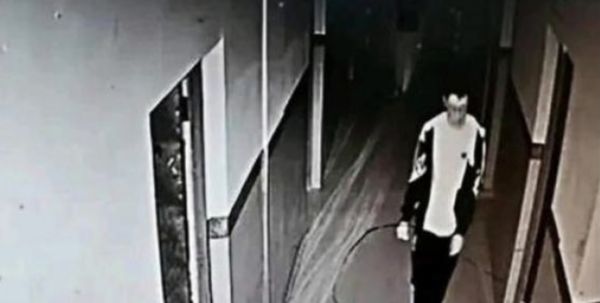 ▲江西一名15歲高中生胡鑫宇失蹤106天後，遺體被發現在劇校園一牆之隔的後山上。（圖／翻攝澎湃新聞）