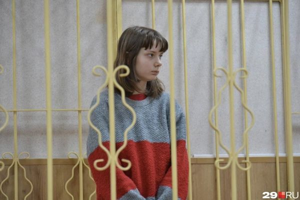 ▲▼俄羅斯19歲少女因反戰遭到軟禁，戴上電子腳鐐，未來將可能被判最高10年的有期徒刑。（圖／翻攝自推特@g900ap）