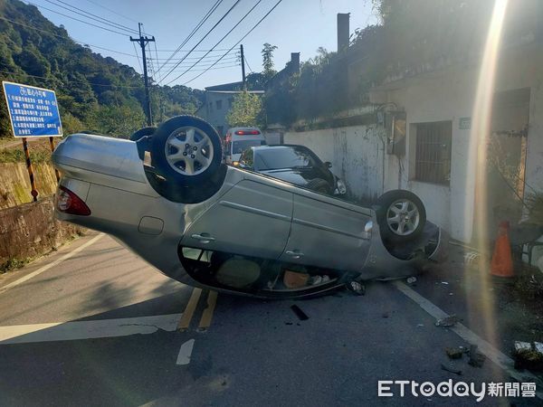 ▲30日下午汐止區汐萬路發生一起自小客車翻覆意外，車上2人受困1人送醫。（圖／記者張君豪翻攝）