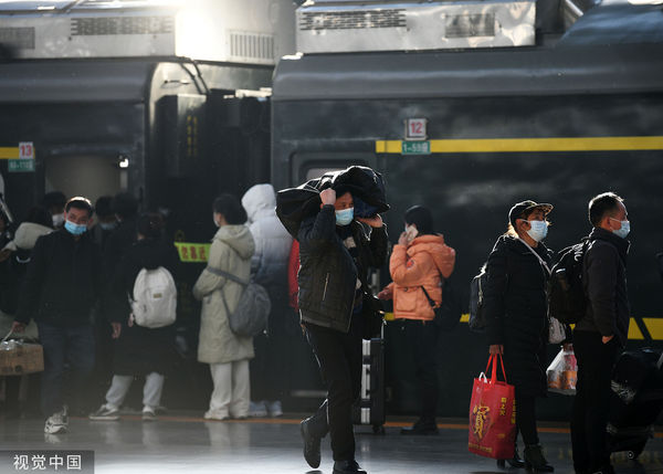 ▲南昌火車站月台前的旅客準備上車。（圖／CFP）