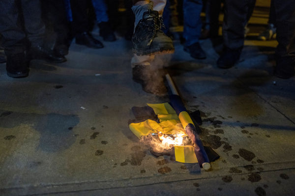 ▲▼瑞典近來舉行數場示威活動，丹麥極右翼政黨黨魁帕魯丹（Rasmus Paludan）在土耳其駐斯德哥爾摩大使館外焚燒可蘭經，抗議者在瑞典總領事館前焚燒瑞典國旗。（圖／路透）