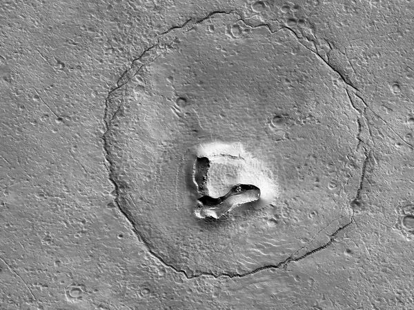 ▲▼NASA拍到火星表面出現「微笑熊臉」。（圖／翻攝自亞利桑那大學官網）