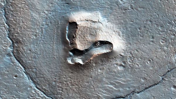 ▲▼火星表面凸出的小山變成熊的口鼻。（圖／翻攝自YouTube／UAHiRISE）