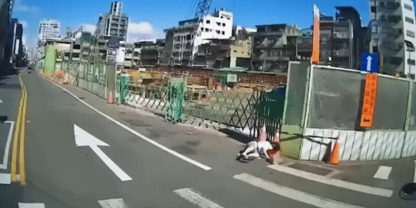 ▲▼日本YouTube分享一段影片，一台灣婦人經斑馬線險遭左轉貨車撞上，婦人嚇到後退跌倒。（圖／翻攝YouTube）