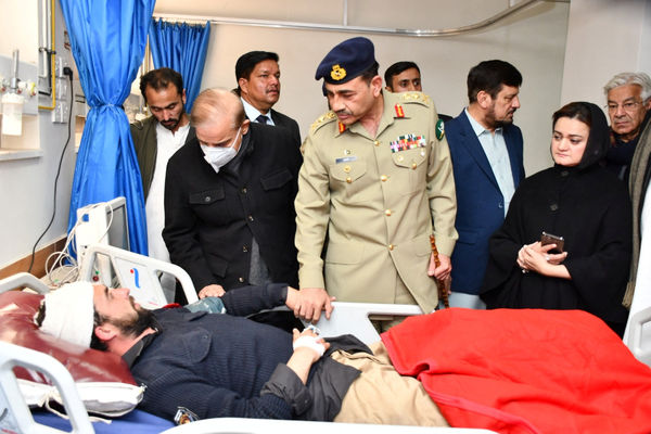▲▼巴基斯坦白夏瓦市清真寺爆炸案增至72死，總理夏立夫（Shehbaz Sharif）到當地醫院探視傷者。（圖／路透社）
