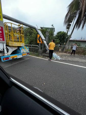 ▲▼國道3號中寮便道限高橫桿被通過車輛撞落，交通受阻。（圖／翻攝「記者新聞網」）