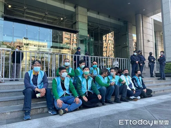 ▲▼中華快遞工會今下午赴交通部靜坐，等待董事會討論加發績效獎金等結果決定罷工行動。（圖／記者李姿慧攝）