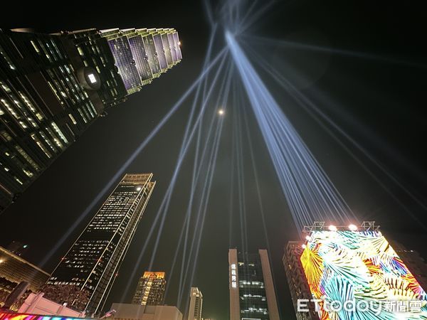 ▲▼全聯響應「2023台灣燈會在台北」，特別打造《光鑰未來_全聯25》LED數位迷宮燈飾作品。（圖／記者林育綾攝）