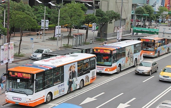 307公車密度極高，時常出現3輛以上的公車靠站。（圖／翻攝自專屬公車的空間）