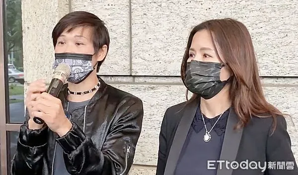 ▲非洲鼓女師詹慧玲去年4月在中壢後火車站遭中壢警分局葉姓員警盤查，事後怒告葉員妨害自由，圖為去年7月出庭後受訪畫面。（資料照／記者沈繼昌攝）