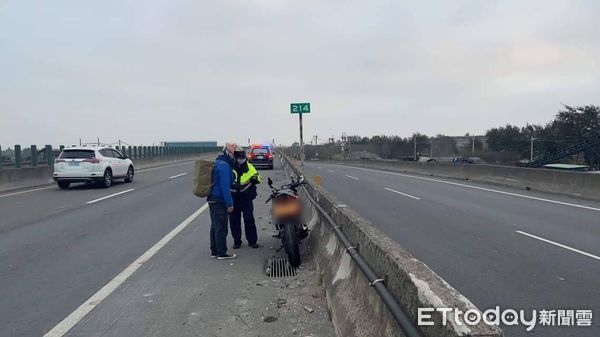 ▲重機騎士半路拋錨，台西警方協助。（圖／記者蔡佩旻翻攝）