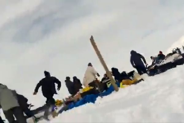 ▲▼ 印度發生雪崩，滑雪客奔逃。（圖／翻攝自推特）