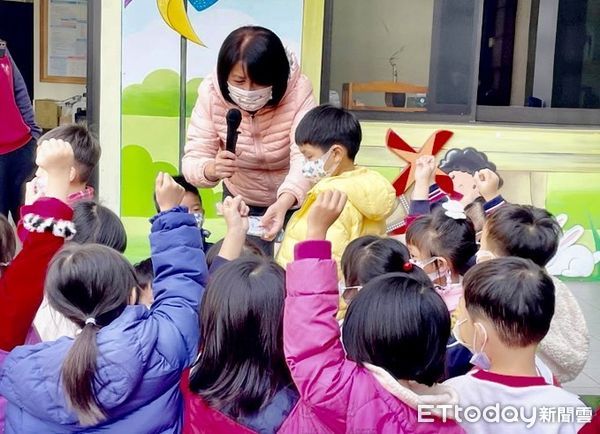 ▲台南市長夫人劉育菁老師，1月30日前往佛光山慈航幼兒園說故事，陪伴孩童共讀《這是我的！這是我的！》童書。（圖／記者林悅翻攝，下同）