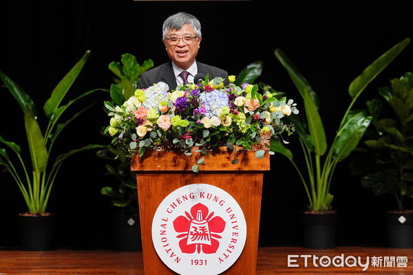 ▲國立成功大學舉辦新、卸任校長交接典禮，在教育部政務次長劉孟奇的蒞臨見證下，第18任校長沈孟儒從卸任校長蘇慧貞手中接過印信，正式就任成功大學校長。（圖／記者林悅翻攝，下同）