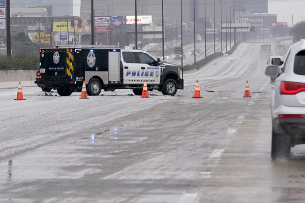 ▲▼美國德州受冬季風暴侵襲導致路面結冰，至目前發生300多起追撞事故。（圖／達志影像／美聯社）