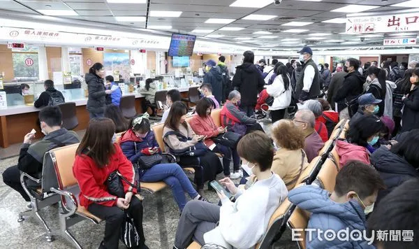 ▲▼外交部領事事務局 申辦護照人潮 排隊領表格 等待辦理 二樓等待收件申辦人潮。（圖／記者屠惠剛攝）