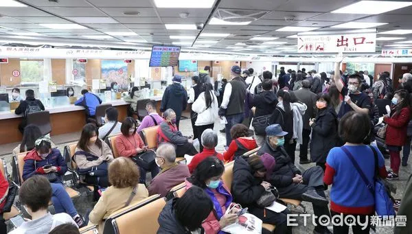 ▲▼外交部領事事務局 申辦護照人潮 排隊領表格 等待辦理 二樓等待收件申辦人潮。（圖／記者屠惠剛攝）